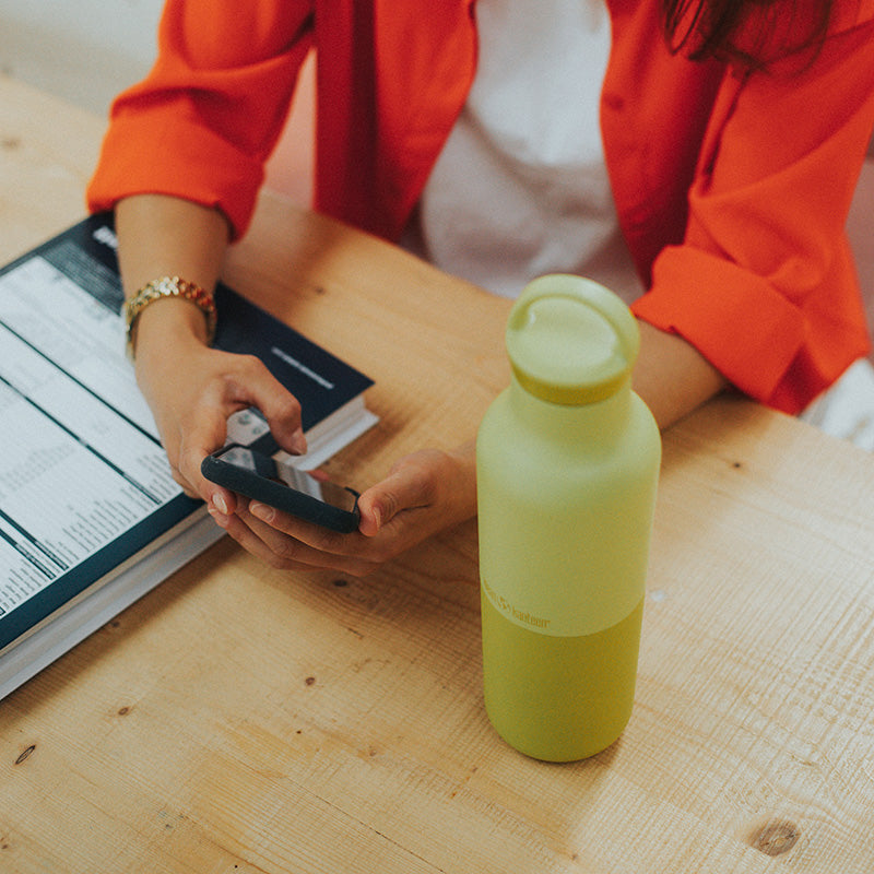 daily-on-the-go-set-z1 20oz_rise_classic_insulated_bottle_acacia_worker_phone_square.jpg