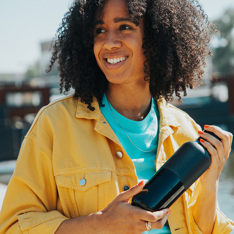 20oz-rise-classic-with-arch-loop-cap-d1 20oz_rise_classic_insulated_bottle_black_woman_smile_square.jpg