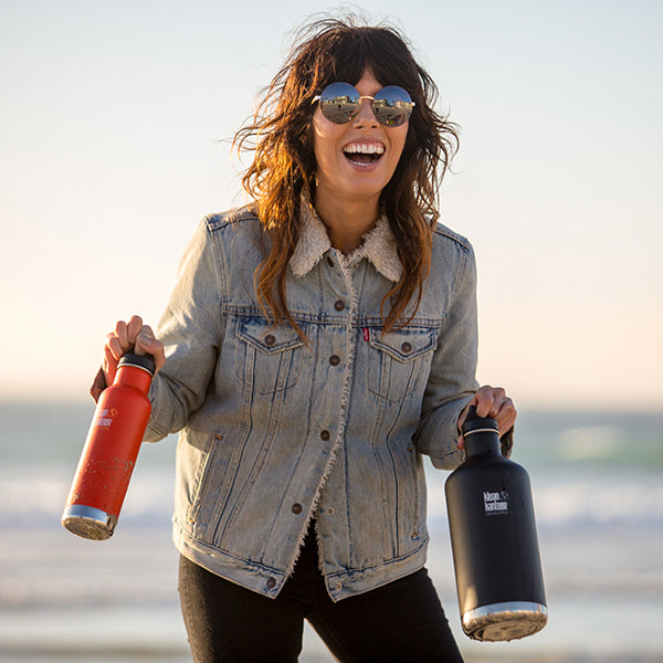 64oz-classic-with-loop-cap-x2 64oz_insulated_classic_black_beach_smile_square.jpg